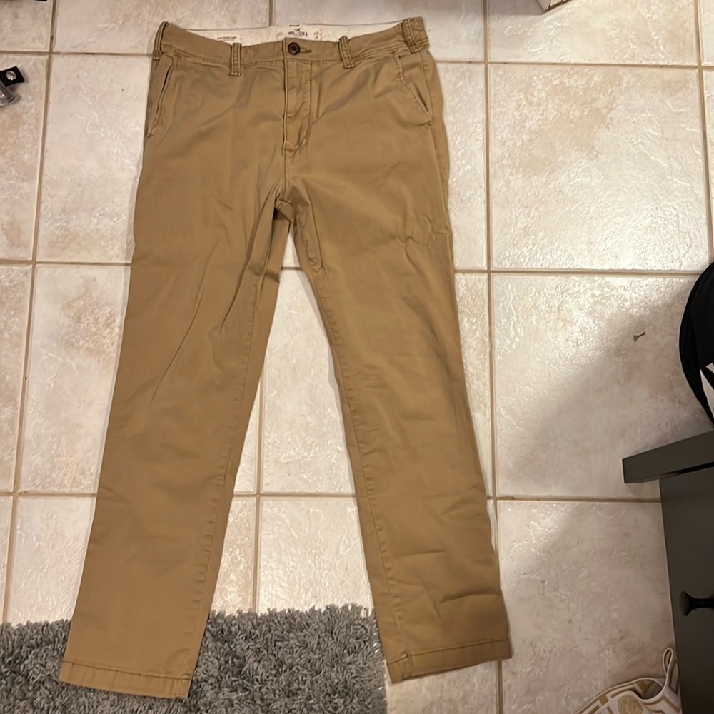 Hollister, men’s slim straight Chino pants color khaki size 32,32 good condition